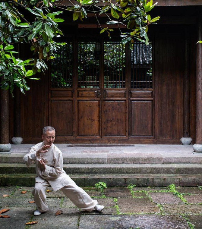 Arty Stays in the Middle Kingdom